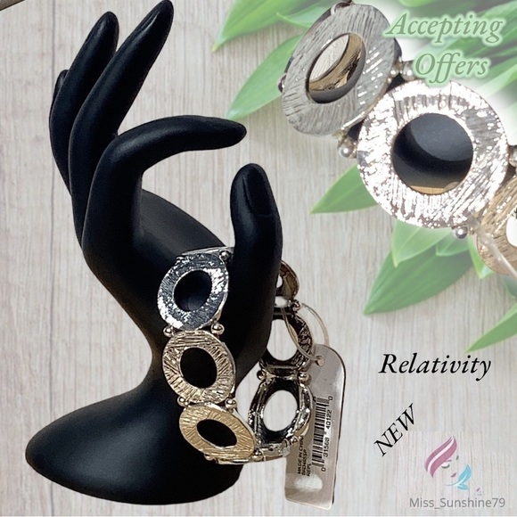 Relativity NEW - hammered silver colored stretchy bracelet - timeless - Picture 7 of 7